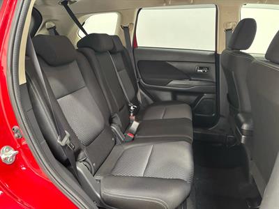 2016 Mitsubishi Outlander - Thumbnail