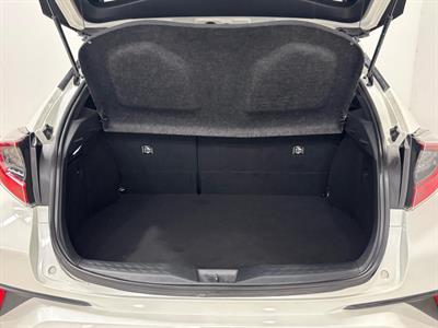 2017 Toyota C-HR - Thumbnail