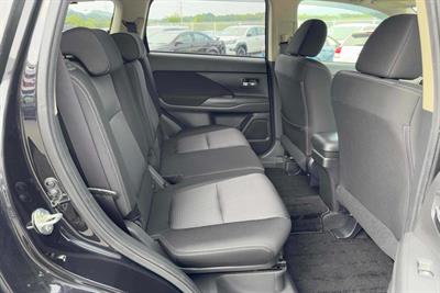 2016 Mitsubishi Outlander - Thumbnail