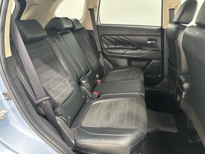 2016 Mitsubishi Outlander - Thumbnail