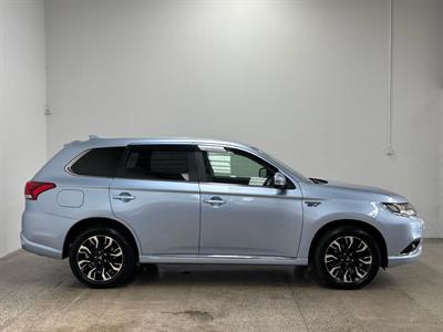 2016 Mitsubishi Outlander - Thumbnail