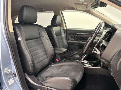 2016 Mitsubishi Outlander - Thumbnail