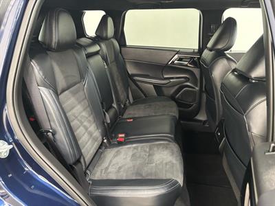 2024 Mitsubishi Outlander - Thumbnail