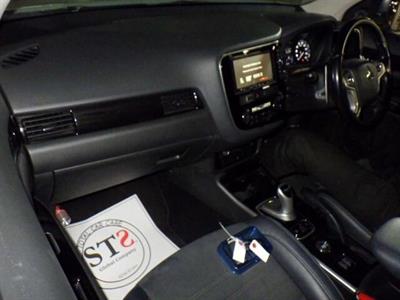 2016 Mitsubishi Outlander - Thumbnail