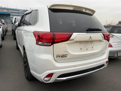 2016 Mitsubishi Outlander - Thumbnail