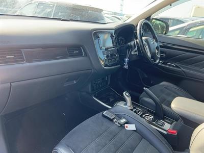 2016 Mitsubishi Outlander - Thumbnail