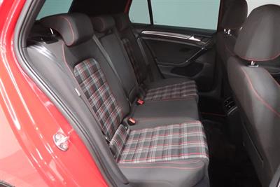 2017 Volkswagen Golf - Thumbnail